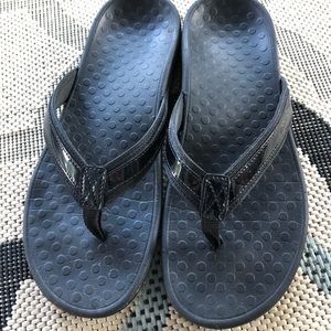 Vionic black flip flops sandals size 9